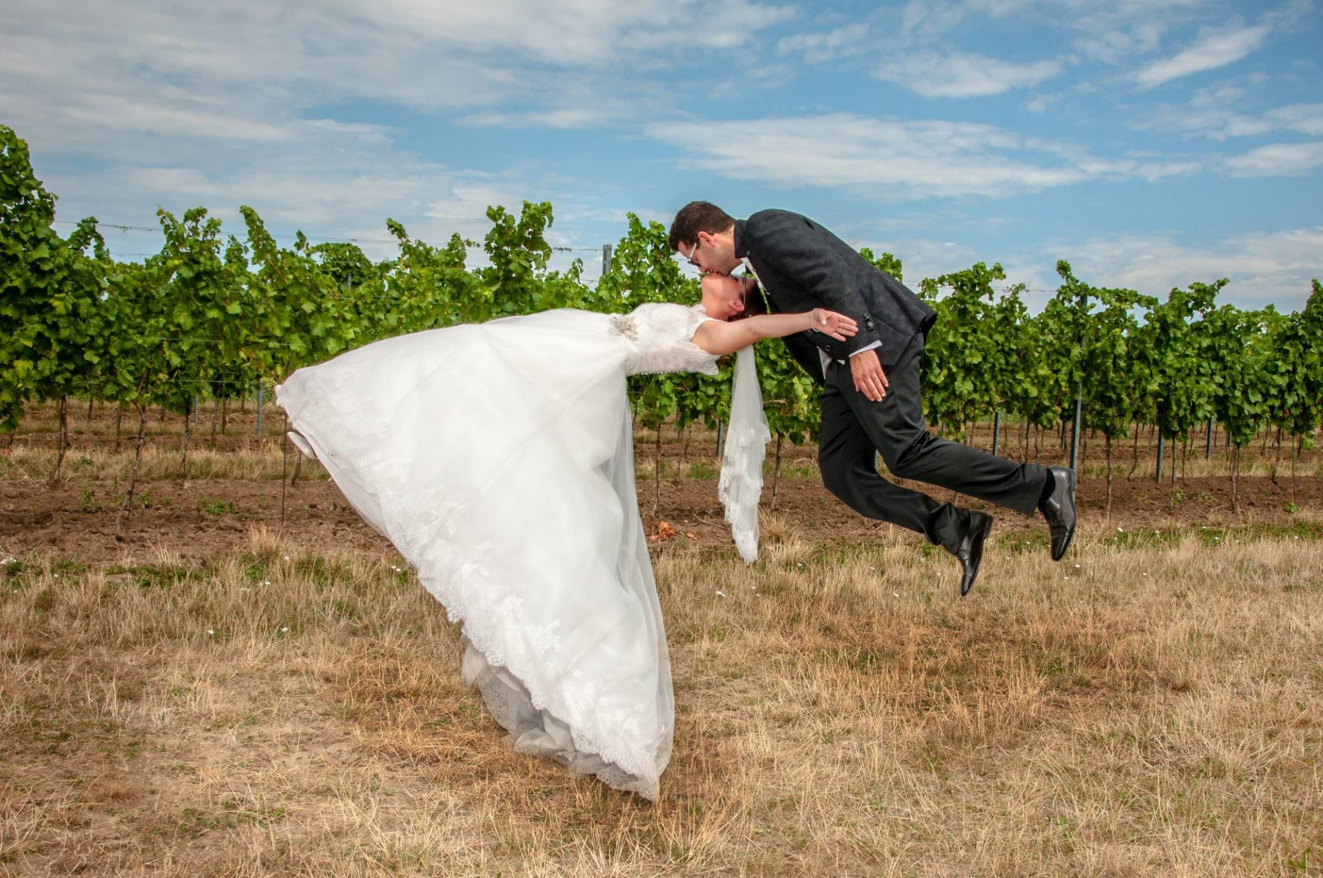Fotomontage - fliegendes Brautpaar