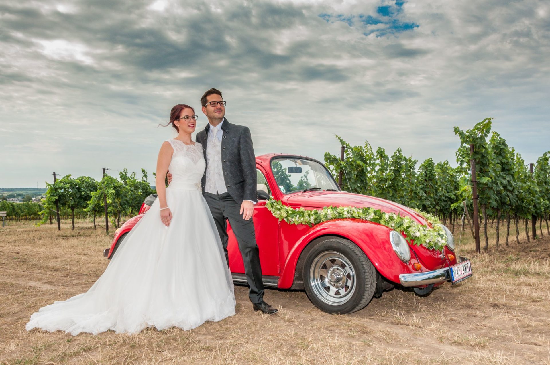 Brautpaar vor VW Käfer