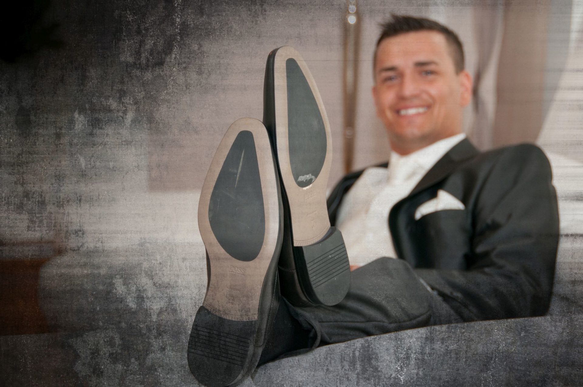 Detailfoto der Schuhe der Bräutigams