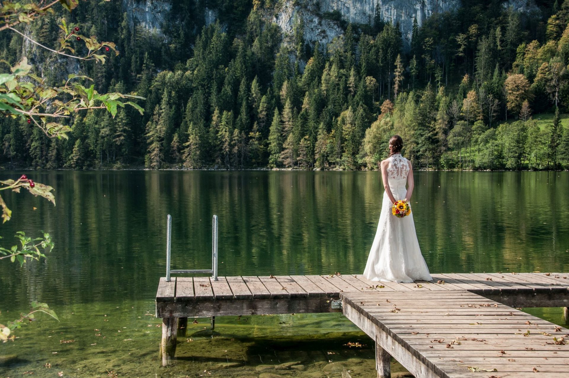 Braut auf Steg vor kleinem See