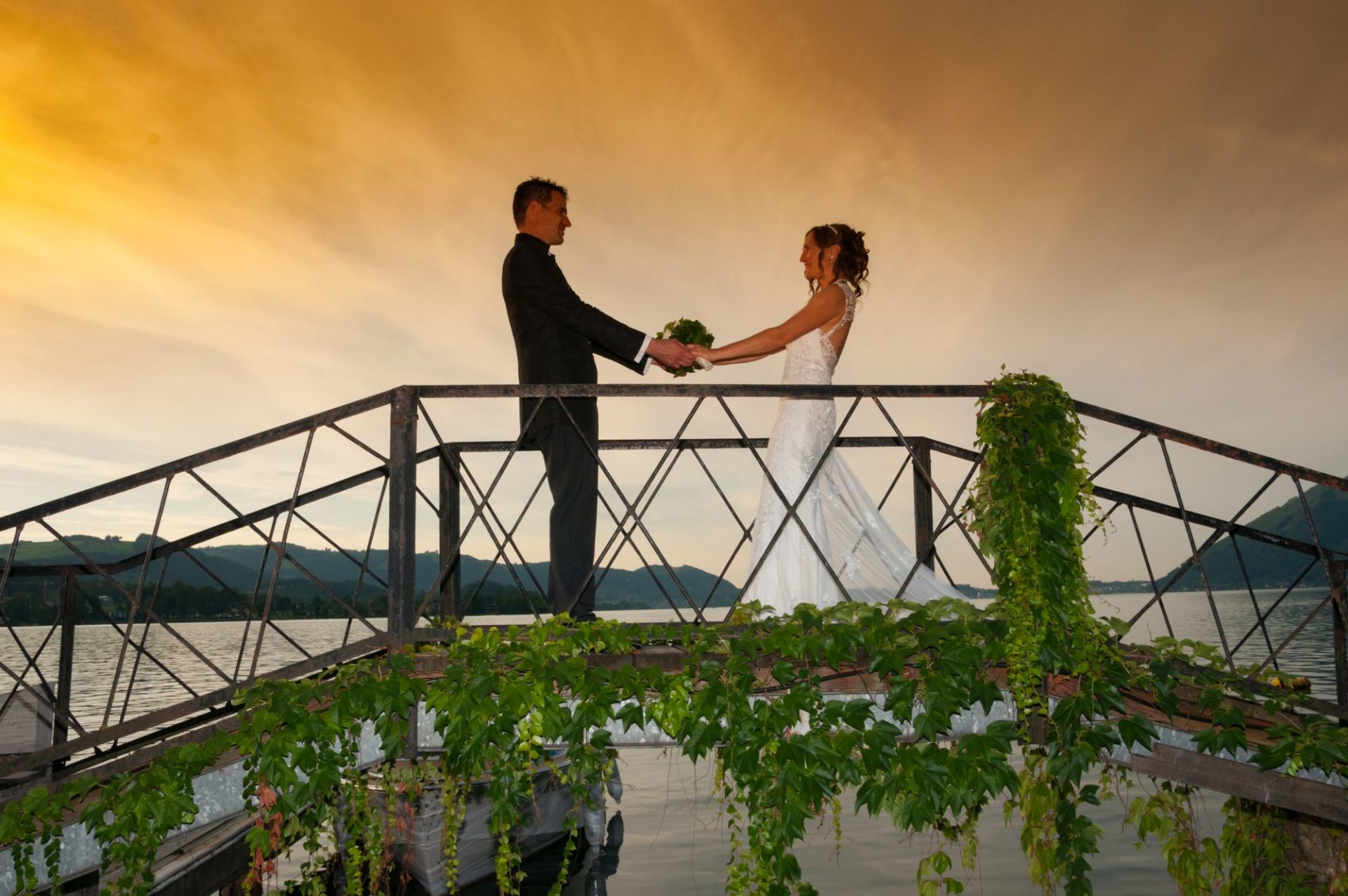 Brautpaar auf Brücke