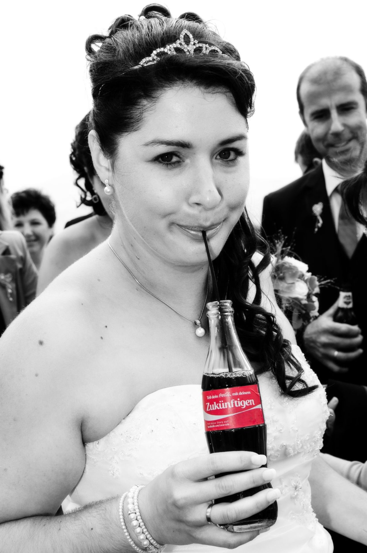Braut mit Cola