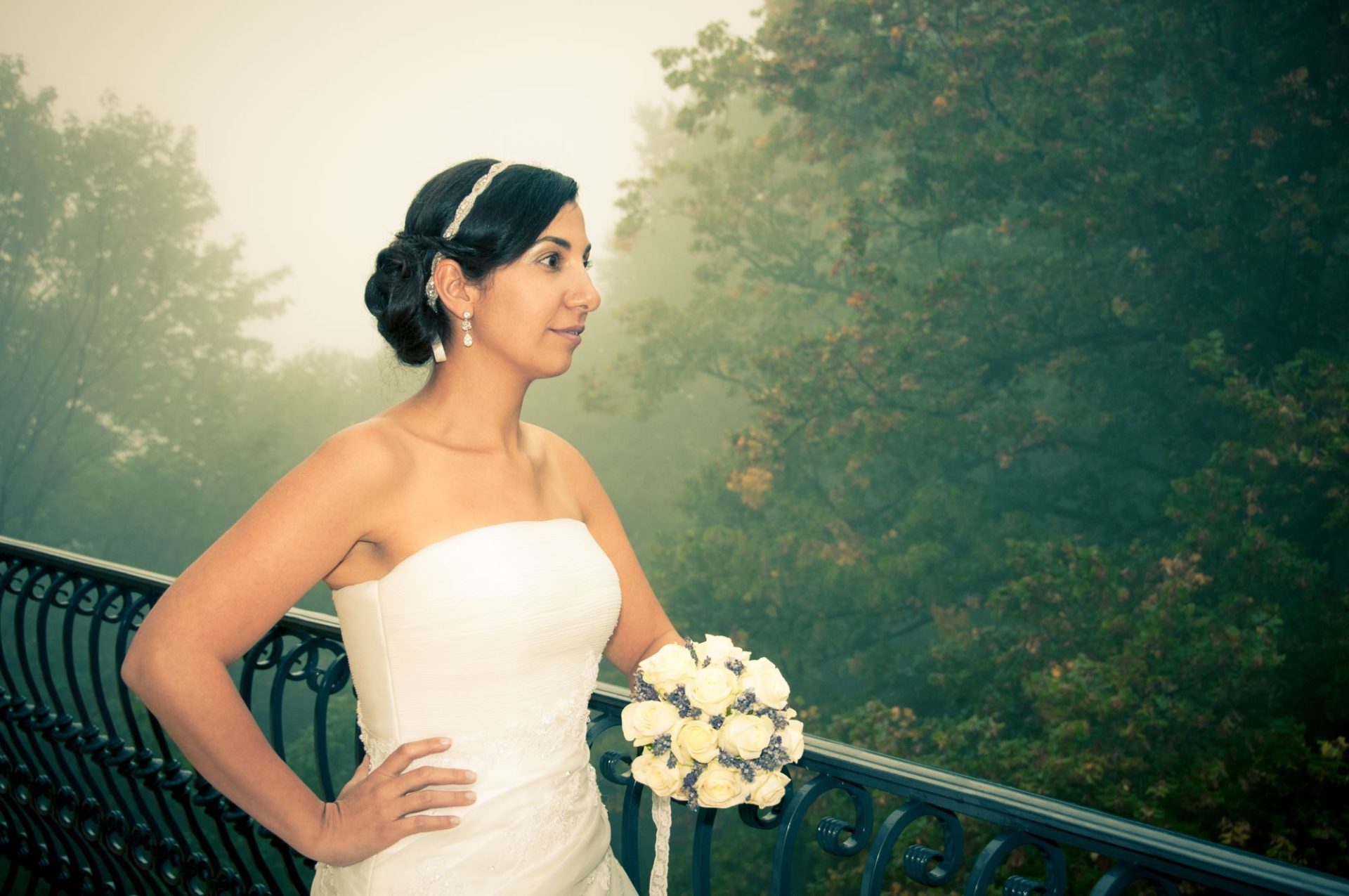 Braut vor Nebel