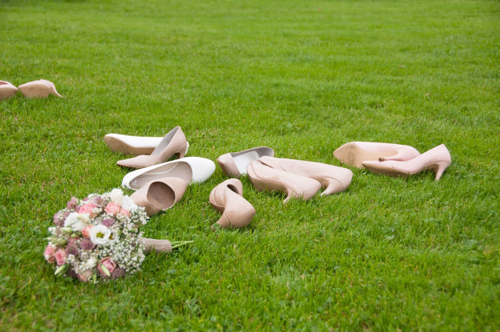 Brautstrauß und Schuhe im Gras