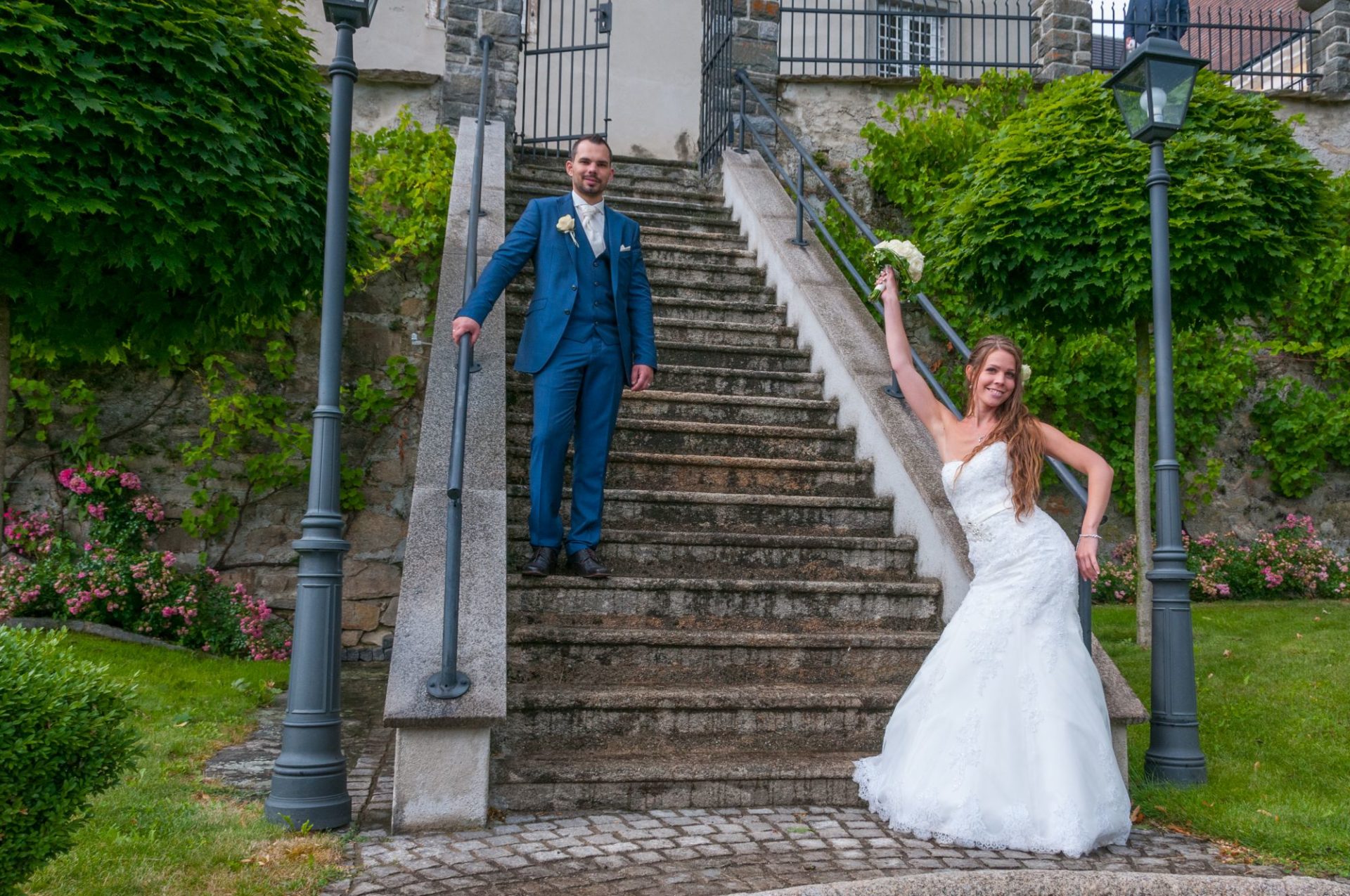 Braut posiert vor Treppe