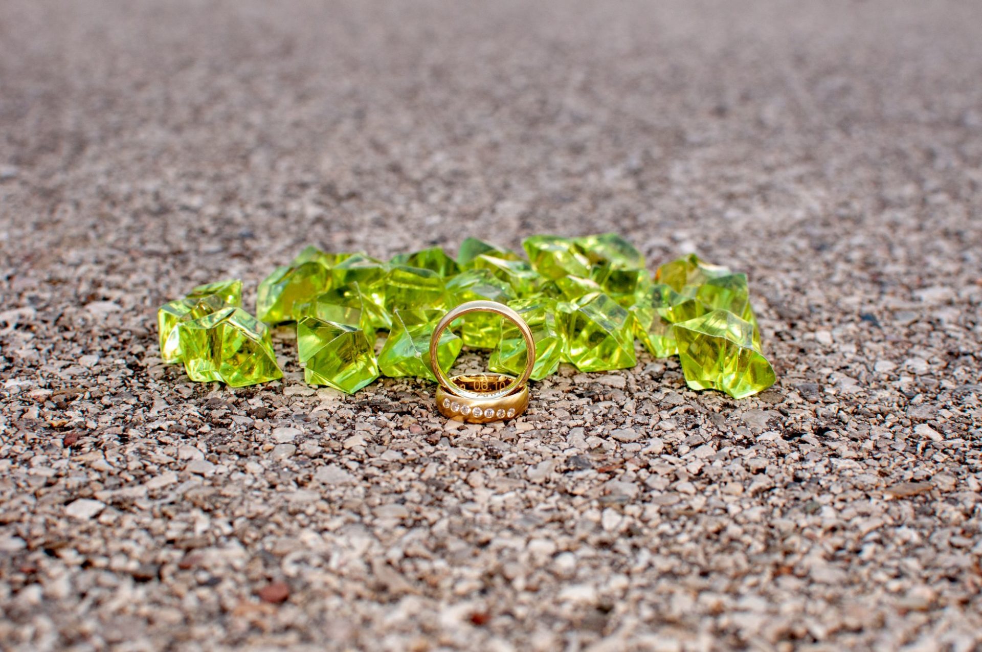 Ringfotos mit grünen Kristallen