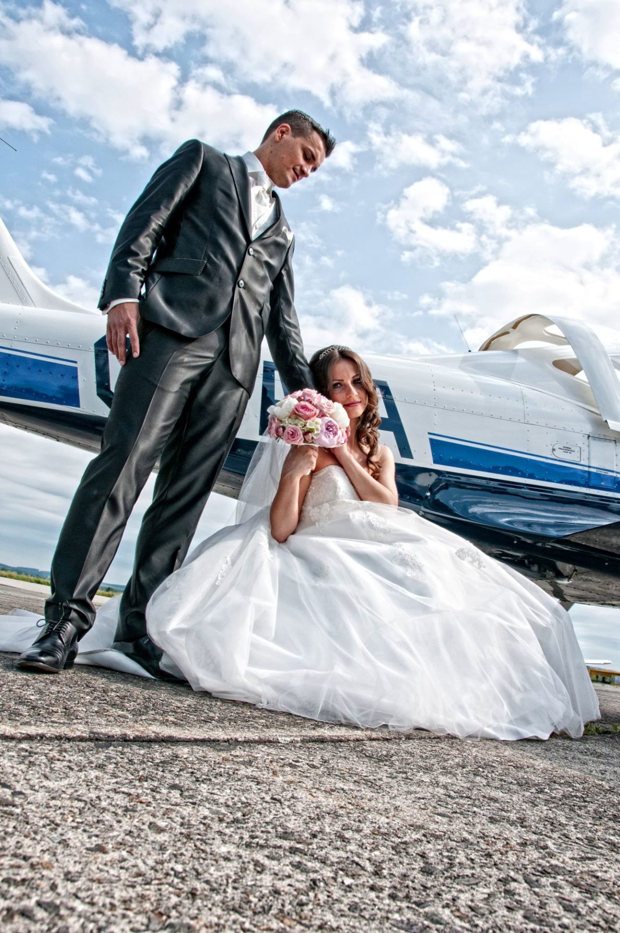 Brautpaar auf Flugplatz