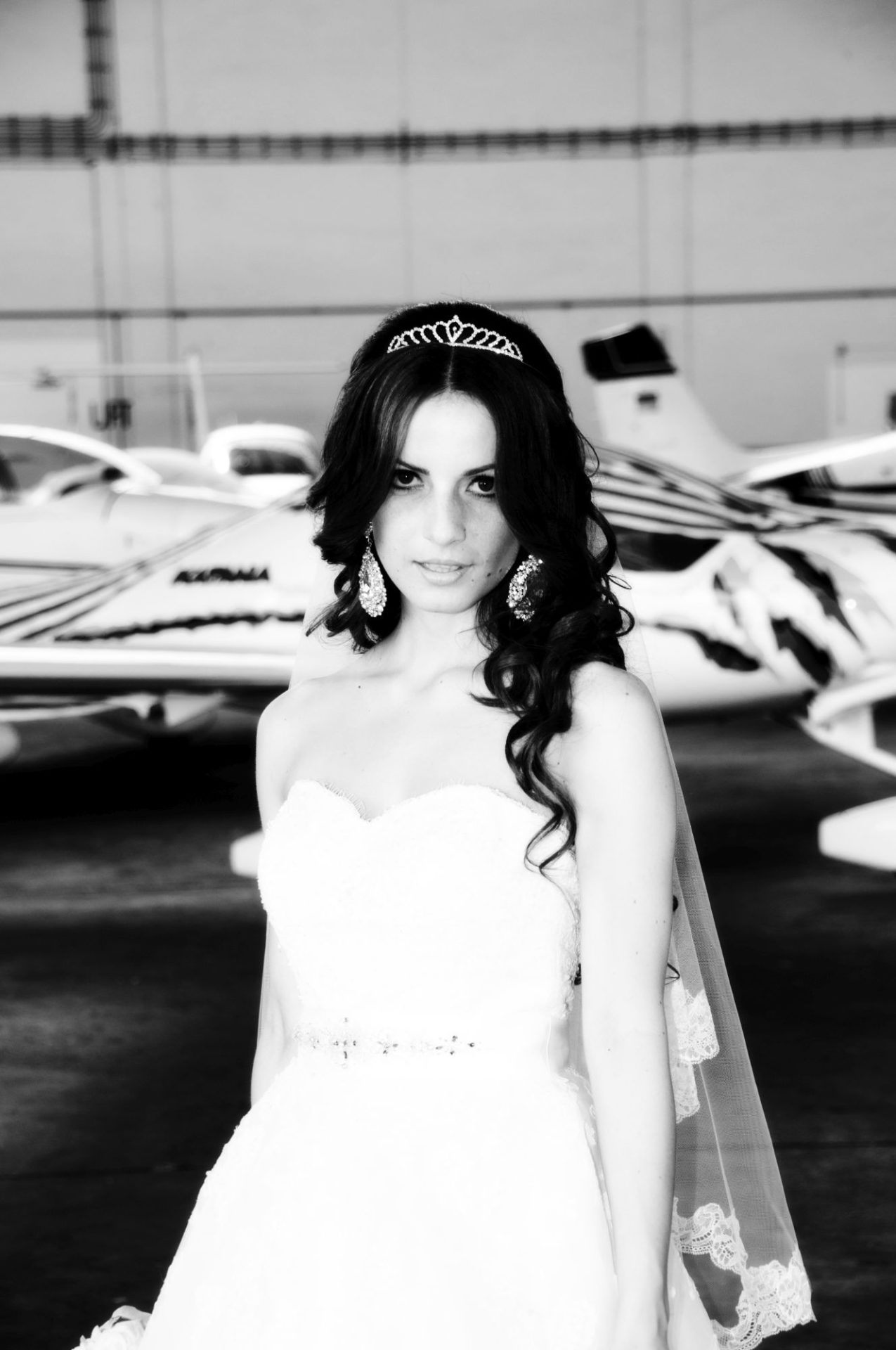 Braut auf Flugplatz