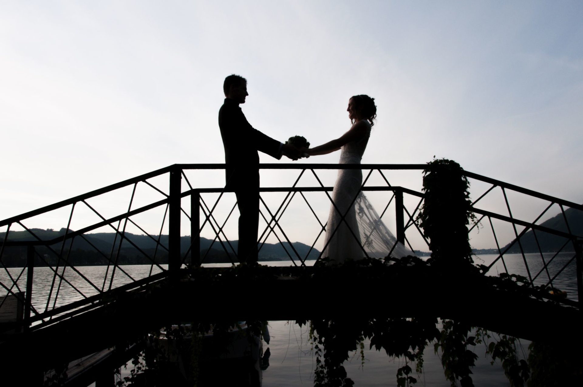 Brautpaar auf Brücke