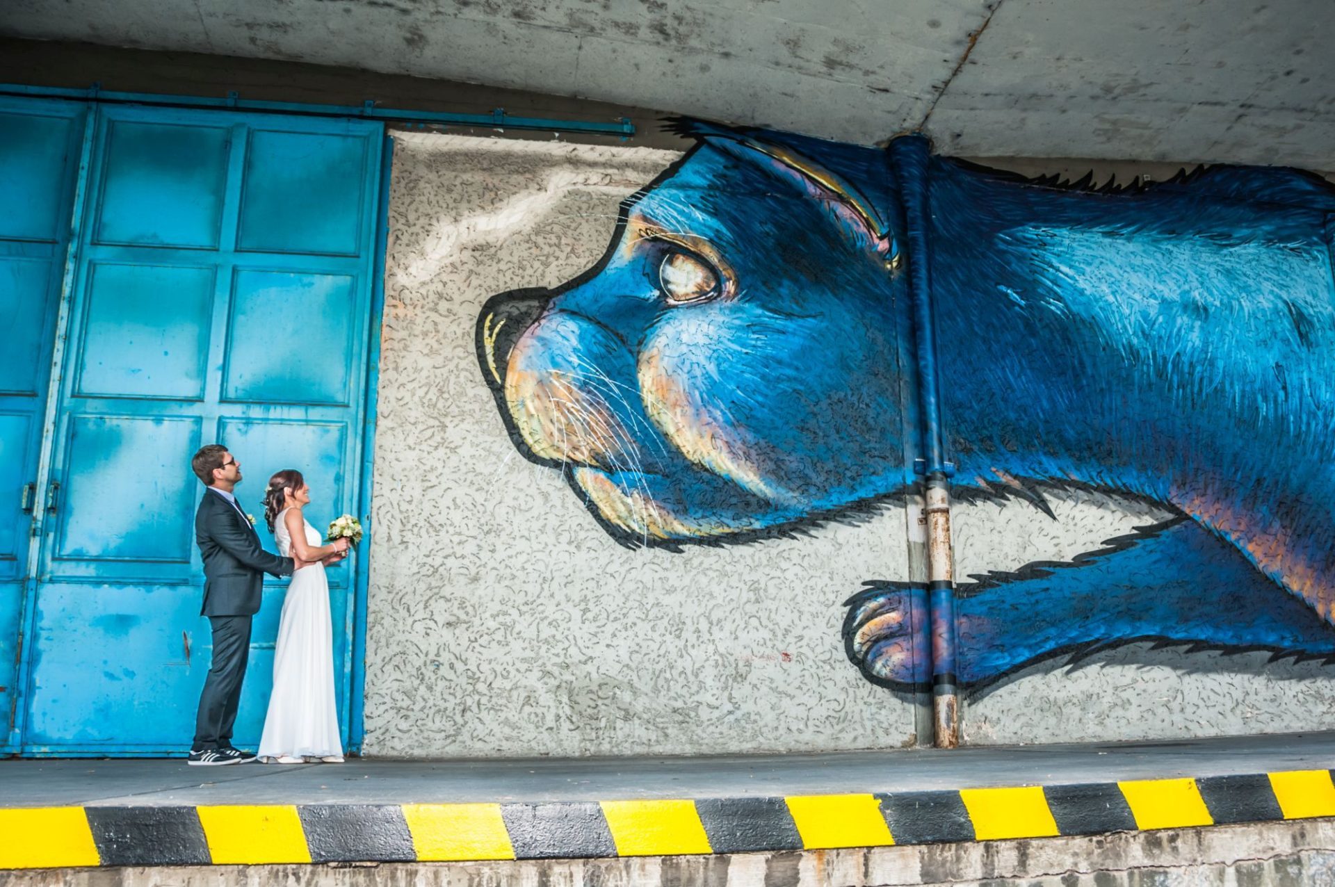 Brautpaar mit Graffiti